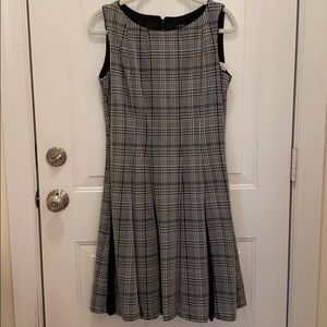 Houndstooth dress with lace pleats